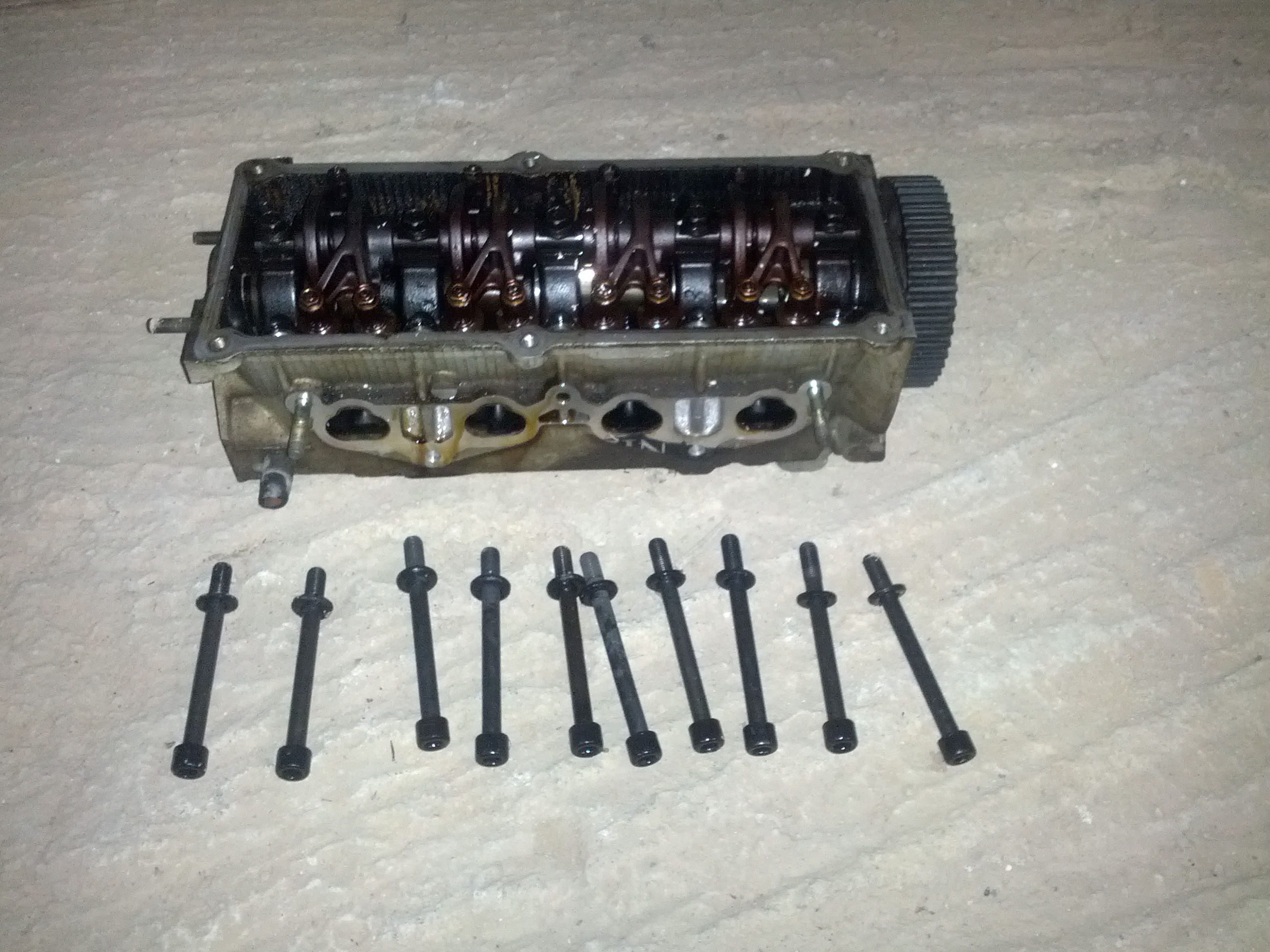 09-cylinder head with bolts